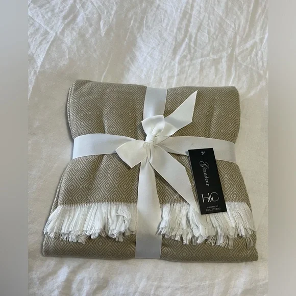 Hallmart Collectibles Grandeur Diamond Decorative Knit Fringed Throw | Beige NWT - Picture 1 of 5